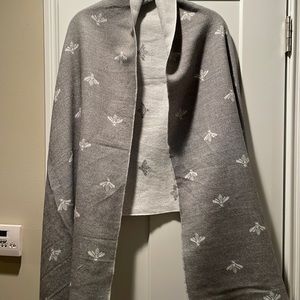 NWT gray “bee” scarf/wrap